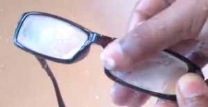 Come pulire gli occhiali: pulizia e conservazione delle lenti