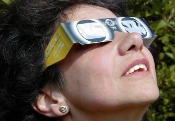 Occhiale con filtri per osservare il sole